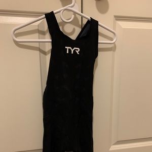 TYR Venzo Genesis Closed Back Oynx 23 Women's